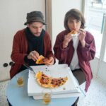 Foto de Kampus Production: https://www.pexels.com/es-es/foto/pizza-pareja-comiendo-sentado-6605255/