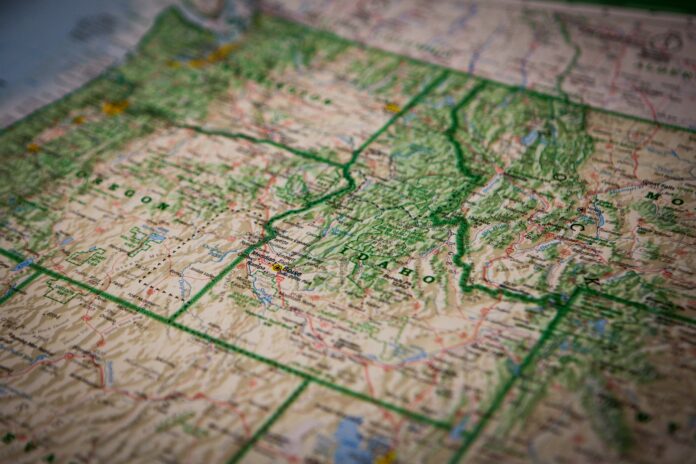 Foto de Binyamin Mellish: https://www.pexels.com/es-es/foto/mapa-de-idaho-108942/