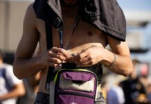 Legalización del cannabis en Alemania: Un mercado en auge con desafíos Foto de Alexandre Fukugava: https://www.pexels.com/es-es/foto/hombre-manos-calle-sujetando-18689011/